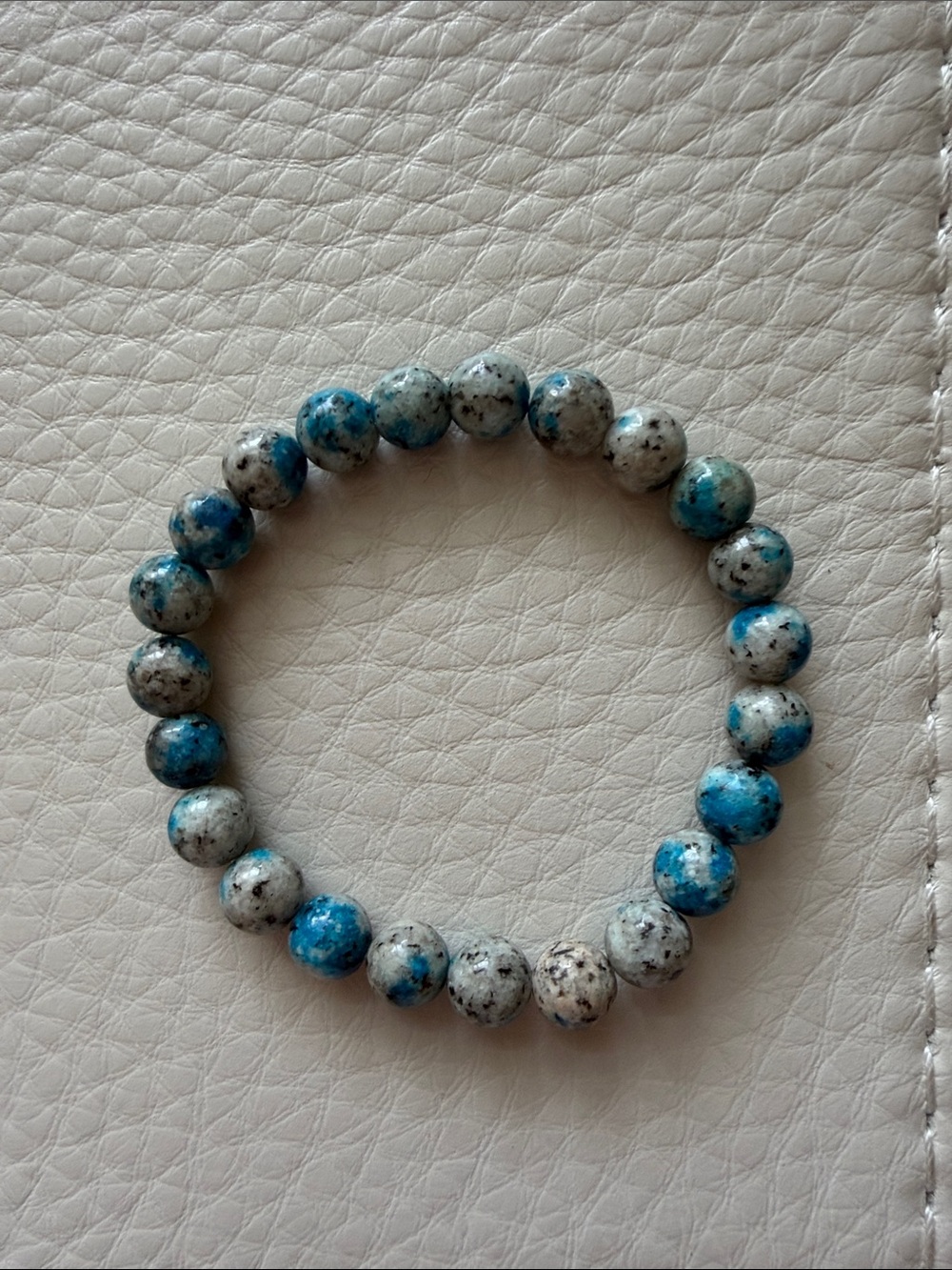 Bracelet with blue stones on elastic